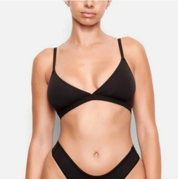 SKIMS Other - SKIMS FITS EVERYBODY TRIANGLE BRALETTE Wireless Bra Onyx Black Medium NWT
